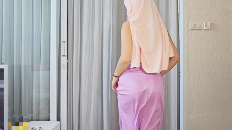 LittleMuslim: Hijab yang menawan: cobalah gaun modern dengan twist