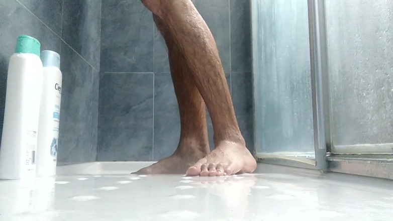 Elvissc: Desideri sborrare in piedi miei? Bagnali con il tuo sperma...