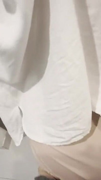 Sesso lesbico con la sorellastra di mio marito in cucina mentre lei prepara la colazione e mio marito è in camera da letto