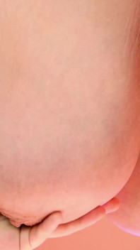 Caresser des seins énormes et huileux