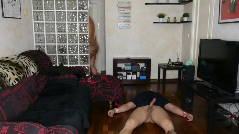 Danaxmuscles: Je baise le policier qui est venu l’arrêter