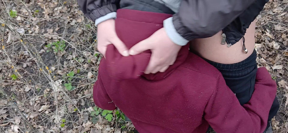 Lesbian-illusion: Sikam i pieprzę mojego kochanka w ustach w lesie, aby...