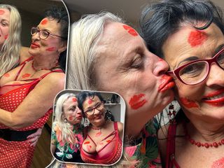 Lillian Black Funhouse: Lesbisch vingerplezier tot een orgasme
