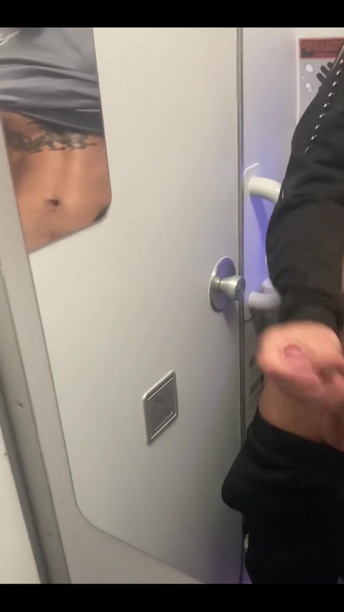 Deepandrough: Masturbando No Avião - Solo Amador