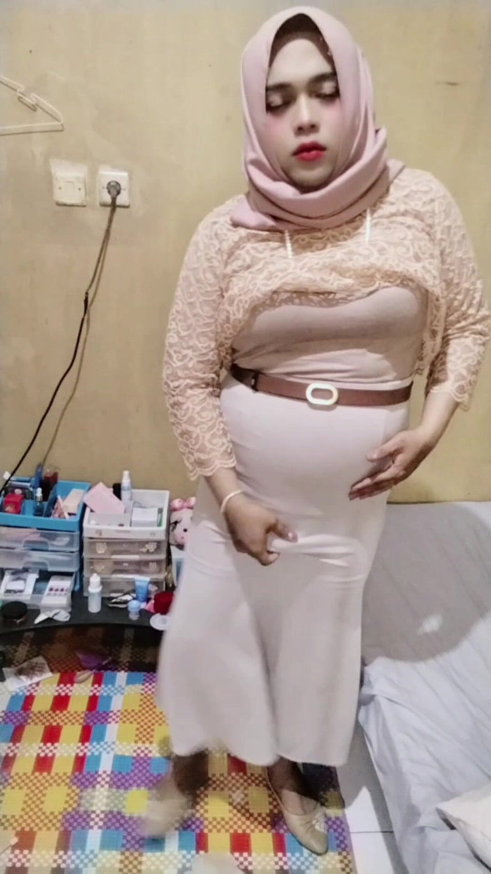 Ivvy Crossdresser: Crossdresser Hijab Ivvy se masturbează până când ejaculează