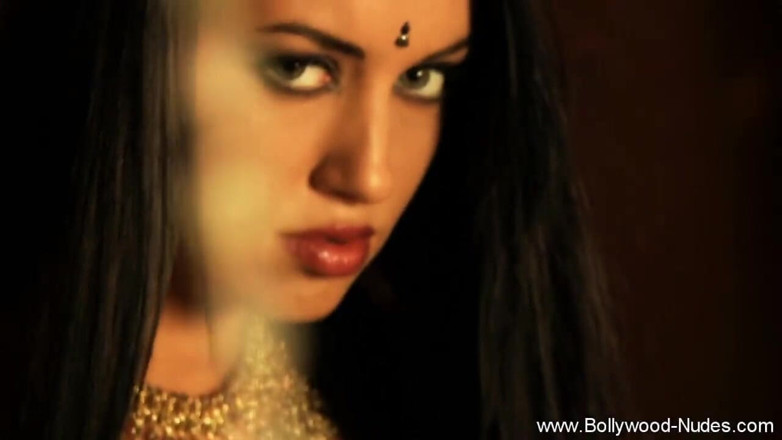 Bollywood Nudes: Hintli genç kız bizim için dans etti