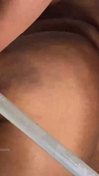 Puttana hardcore con il ragazzo magro e biriccio che si diverte a fidarsi in profondità ed è finito tutto sborrata