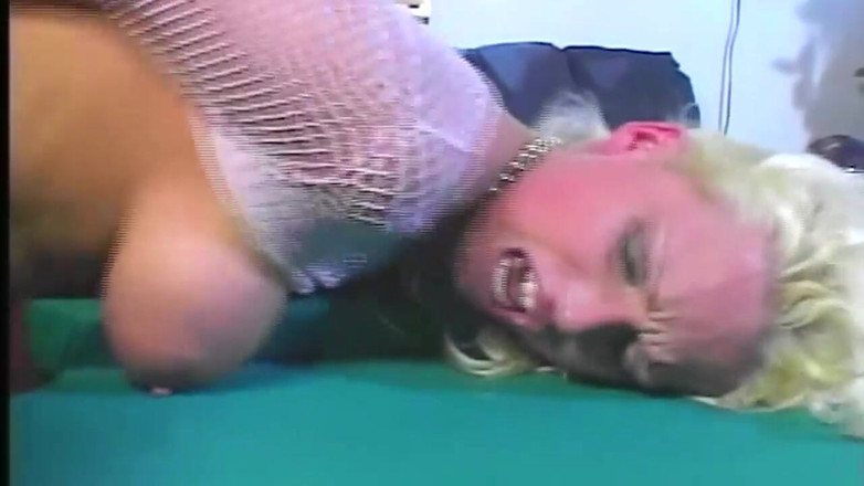 MILFFreaksX: Fundul ei de curvă e tare în gaură