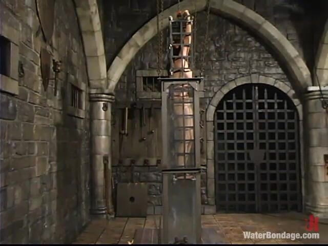 Water Bondage by Kink: 사샤 모네