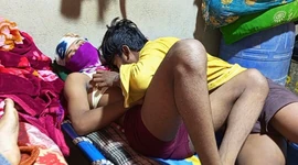 Pooja vuole aumentare il suo seno facendoli pressare dal suo ragazzo