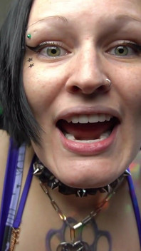Big Tit Goth Dziwka pozwala cieszyć się ich protez i dziąseł JOI