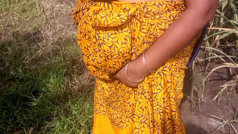 Priyanka314: Desi ehefrau des freundes, hält und drückt brüste auf der...