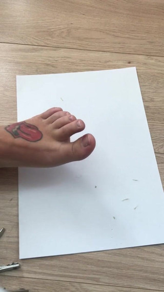Rolling Stones Feet: Toenail clipping dutch young girl