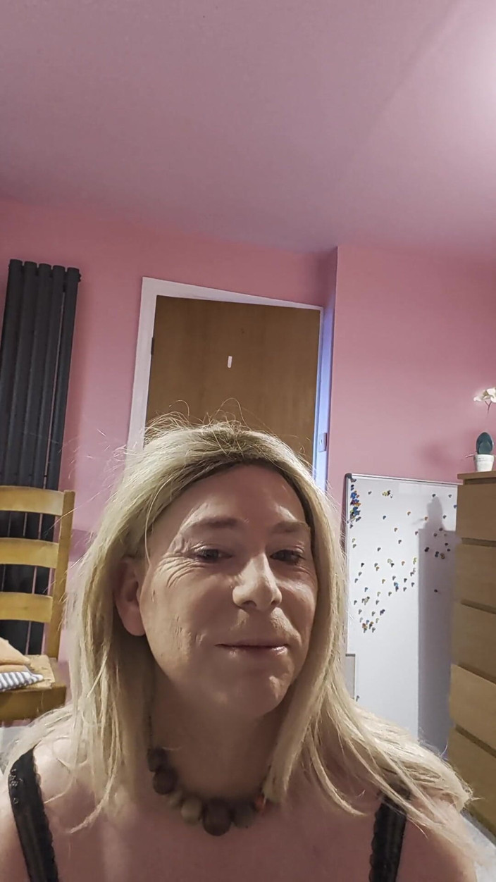 NikkiGee: Soczysta sperma w nowych majtkach!