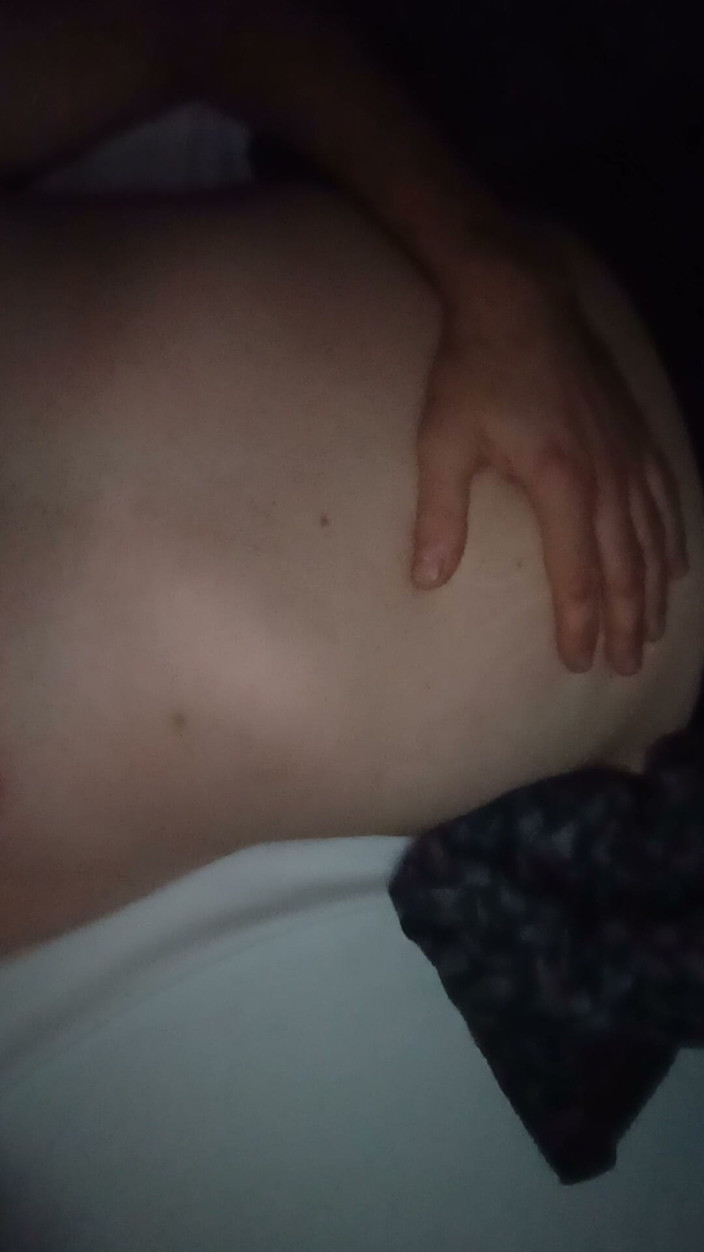 Hottieboy77: 腹痛の少年がお腹を撫でる