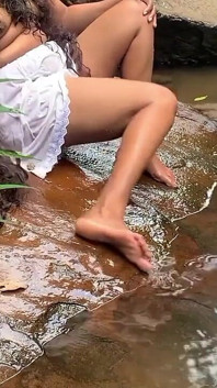 ek javaan aadmi aata hai jabki svabhaavik roop se bare stanon vaali patli shrilankaee mahila naha rahi hai aur use paani men thik se chodti hai