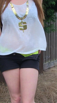 Samatha Bentley pisses outdoor