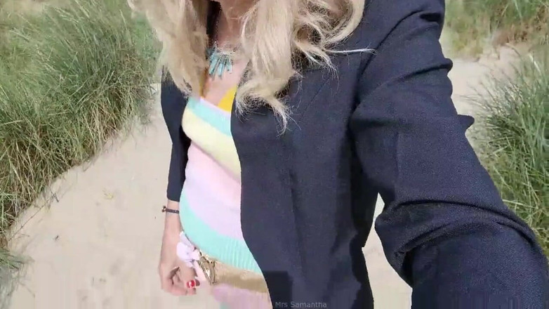 Mrs Samantha: 해변에서 산책하는 사만다 부인