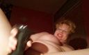 Milf Sex Queen: Grandota fisting en el coño con un juguete de puño