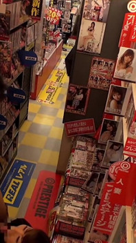 Samotna młoda żona - przeglądanie dorosłych dvd aisle, podczas gdy jej mąż pracuje dziś późno - część 3