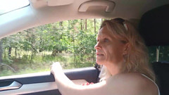 Amateur milf: Старую сексуальную шлюху-автостопщицу с улицы трахнули в лесу с, а затем без презерватива