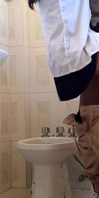 Nous sommes allés dans la salle de bain quand personne n’était là pour pouvoir