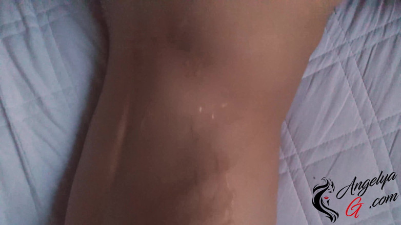AnGelya G: Une ado sexy réveille un mec en train de sucer...