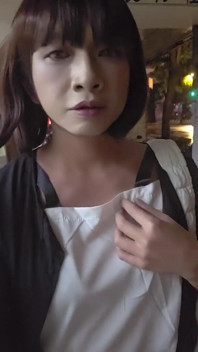 La pseudo-fille Tingxuan se masturbait dans le kiosque et fut interrompue par un inconnu