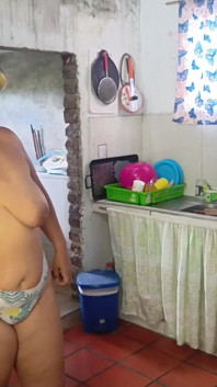 Abbiamo iniziato in cucina e siamo finiti a letto scopando il culo della mia sorellastra
