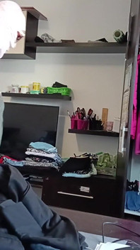 Amatör Kadın Kıyafetlerini Denerken Ve Keserken Eğleniyor.