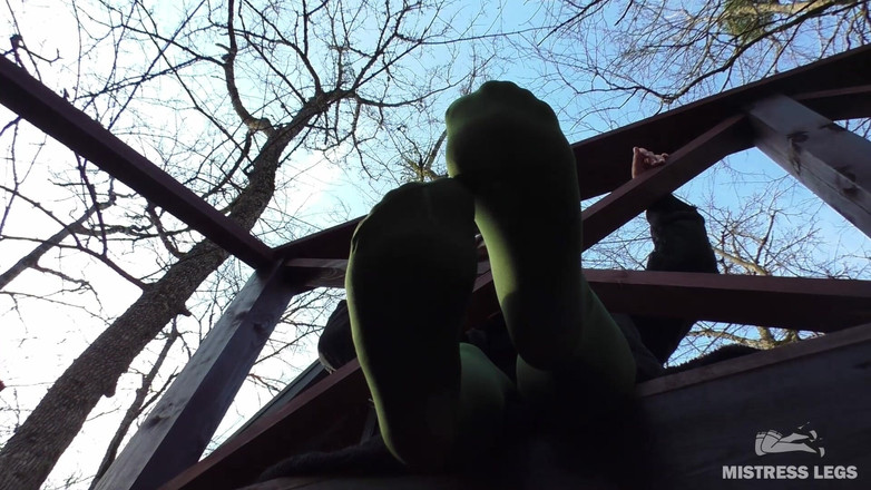 Mistress Legs: Diosa en pantimedias verdes provoca con los pies en el...