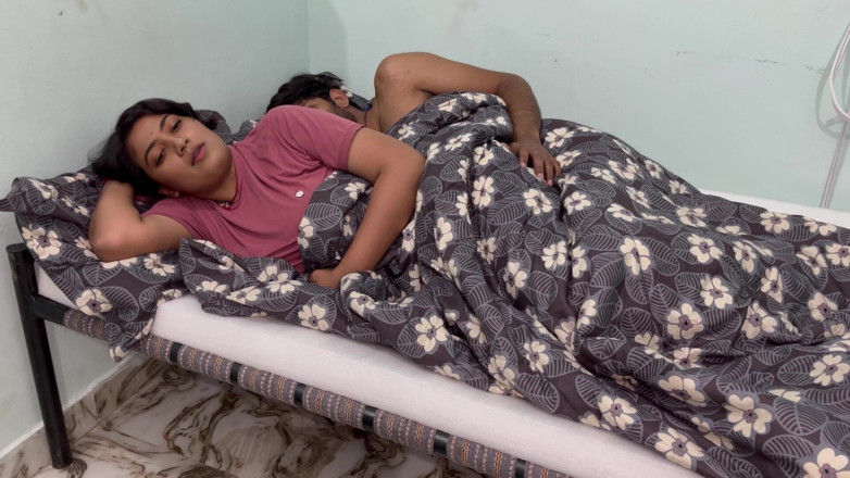 Hotty_ragini: Adik tiriku yang super semok marah sama aku, kami berbagi...