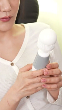 Bagaimana seorang wanita cantik menghabiskan musim sejuk yang sejuk tanpa kasut di rumah