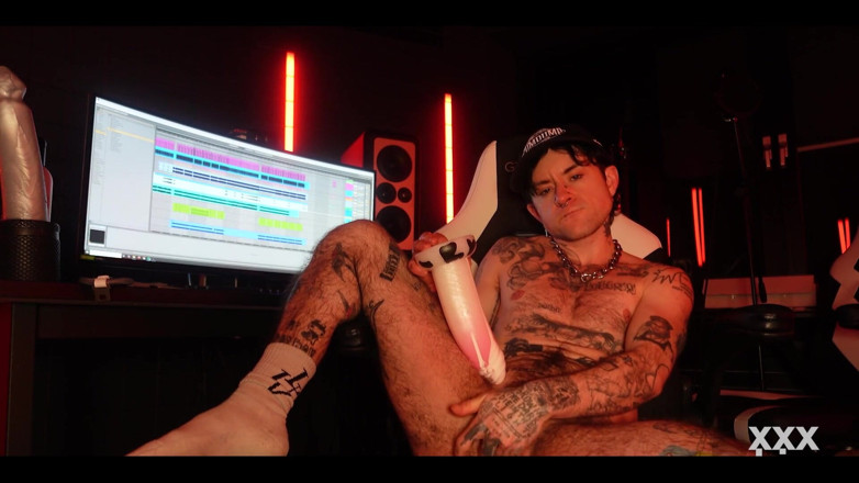Xxx skips: Ftm-Musiker XXX Skips füllt seine rosa muschi in seinem Aufnahmestudio...