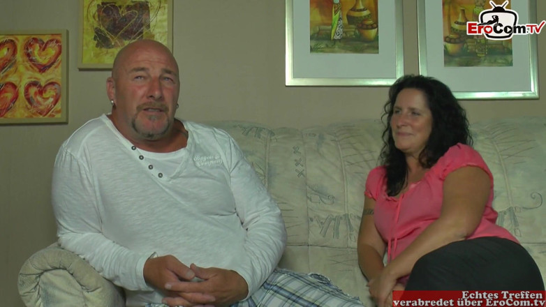 EroCom: Weelderige zwartharige milf naast de deur met grote kont en...