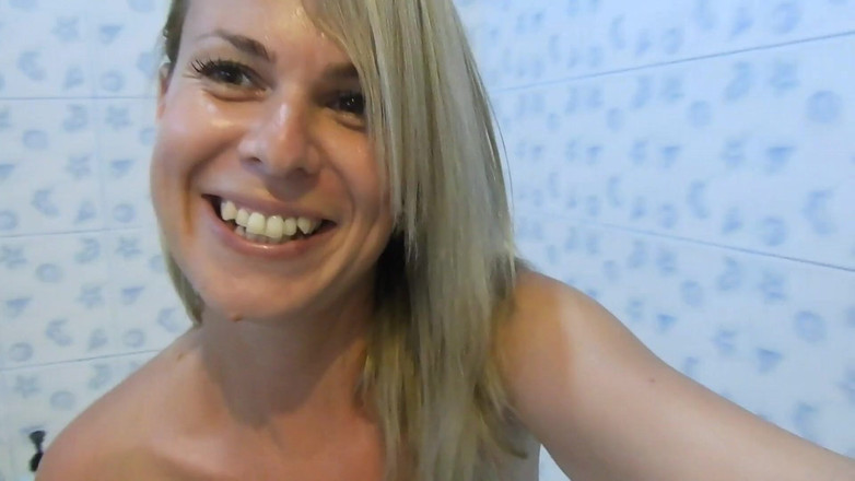 MissAnja_FH: Bagnate il perizoma blu nella mia pipì