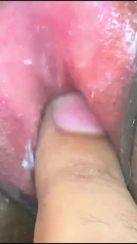 Due dita nella mia figa cremosa che si estende