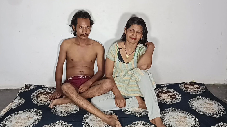Desi Bhabhi Neha: Hermosa culona tetona india con curvas folla en el coño...