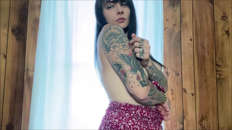 Miss Morticia: Hoa cúc đỏ sâu