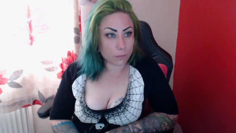 Tattooed Milfy Mama: Hloupé chvění