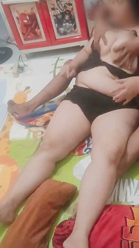 O femeie rușine e singură. Invitând un străin la casa ei