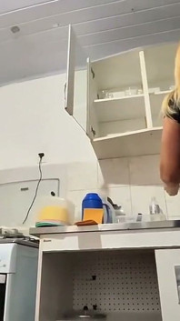 Olvidé la llave de la casa y la vecina me llamó para que esperara en su casa, mira lo que pasó mientras estuve allí...