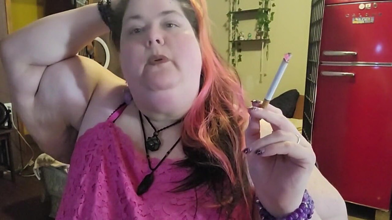 Kitty Delgato: Une SSBBW fume en jouant avec mon cou et mes...