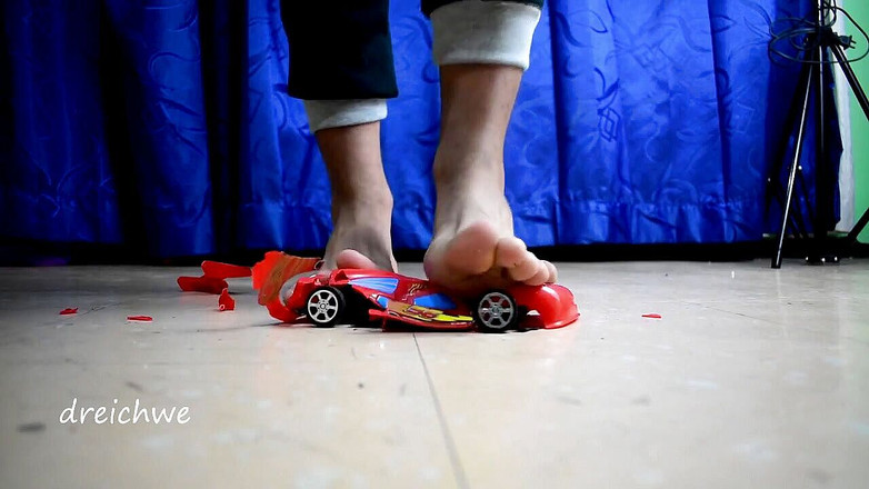 Dreichwe: खिलौना हवाई जहाज के साथ बड़ी कार को नष्ट करना