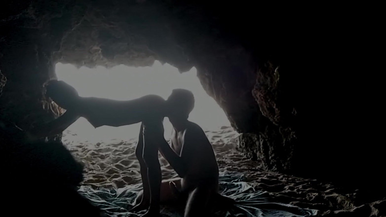 Magia Rosa: Couple recorded at the beach, inside the cave