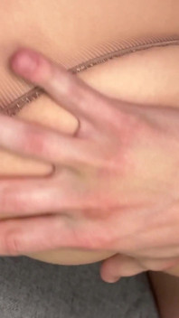 Mooie babe Maddy heeft een kruisloze lichtbruine panty verleidt vriendje tot seks