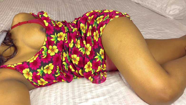 Aathiyaa: La mia sorellastra vuole che io lecchi la sua figa...