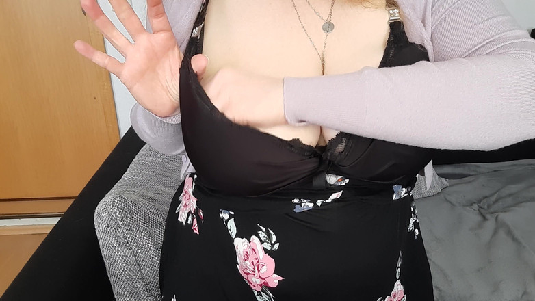 Curly_Dreams: Büyük Göğüslerimi Sütyenden Çıkarıyorum