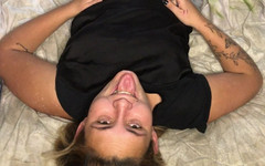 Naomi Simon: Une latina fêtarde suce une grosse bite