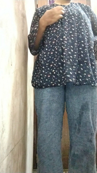 Riyathakur: Desi indická studentka si hraje a natáčí video